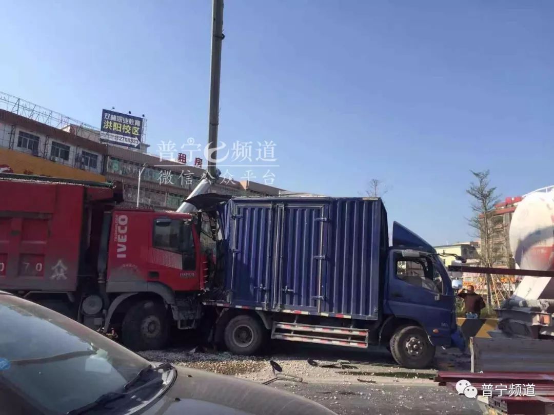 11洪阳路口四车追尾交通事故原因已出!