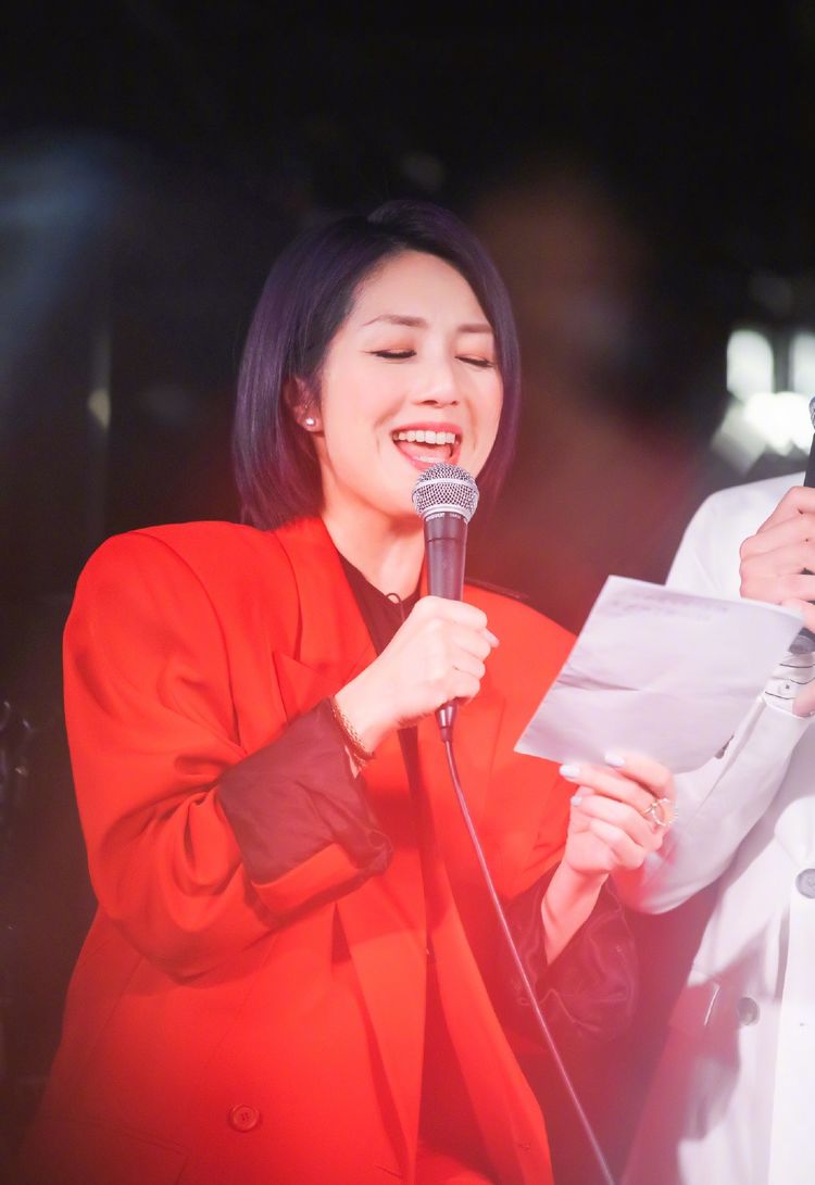 原创45岁杨千嬅hold不住高贵?短发配黑裙强撑性感,捂嘴大笑秒破功