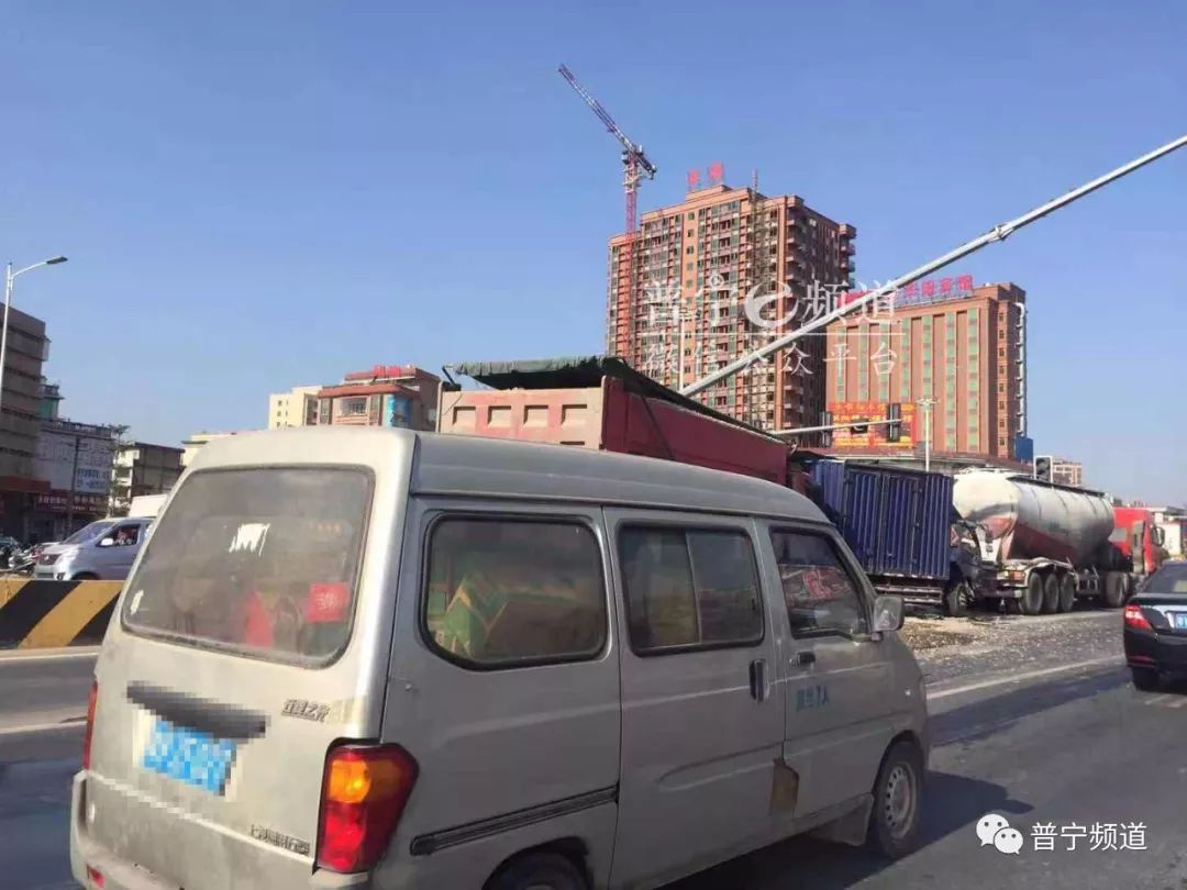 11洪阳路口四车追尾交通事故原因已出!