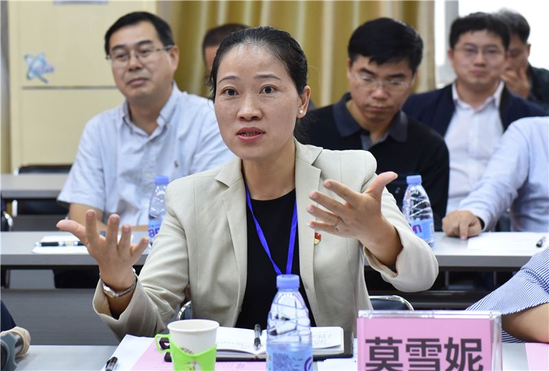 学校教务处处长莫雪妮发言医院党委书记桂雄斌发言医院