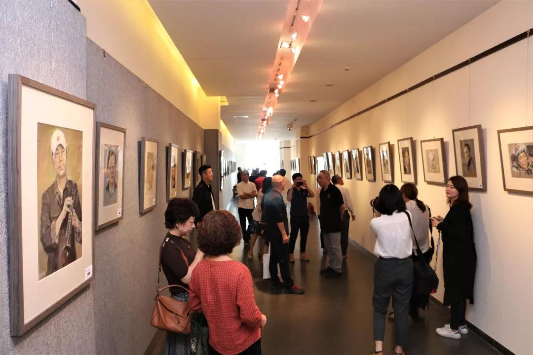 著名旅美雕塑艺术家王维力观展《美术》杂志原总编王仲观看展览表演