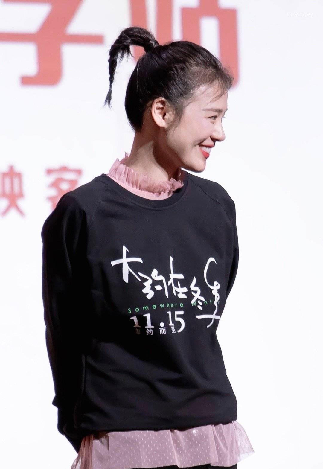 值得注意的是如果你没有刘海那么把额前的碎发整理出来一些看起来会