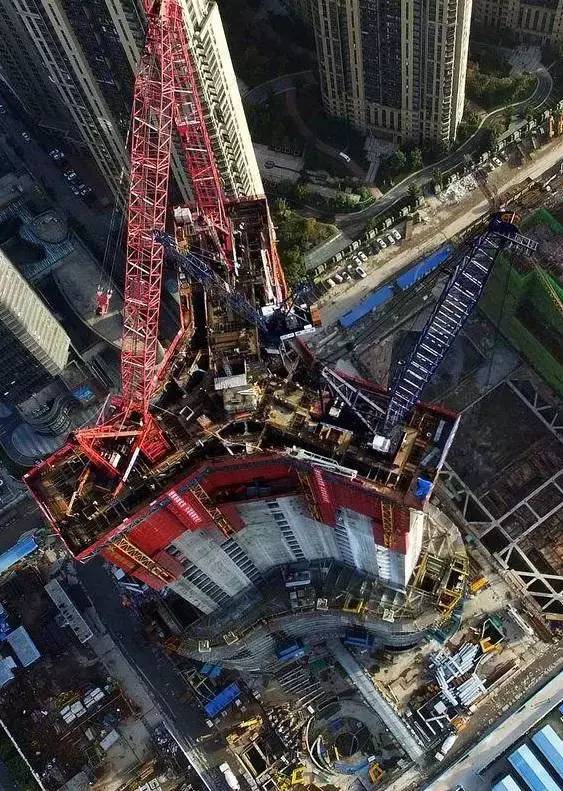 因拖欠巨款华中第一高楼武汉绿地中心全面停工