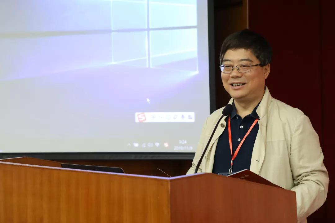 开幕式后是第一场主题报告,由暨南大学刘少波教授主持报告