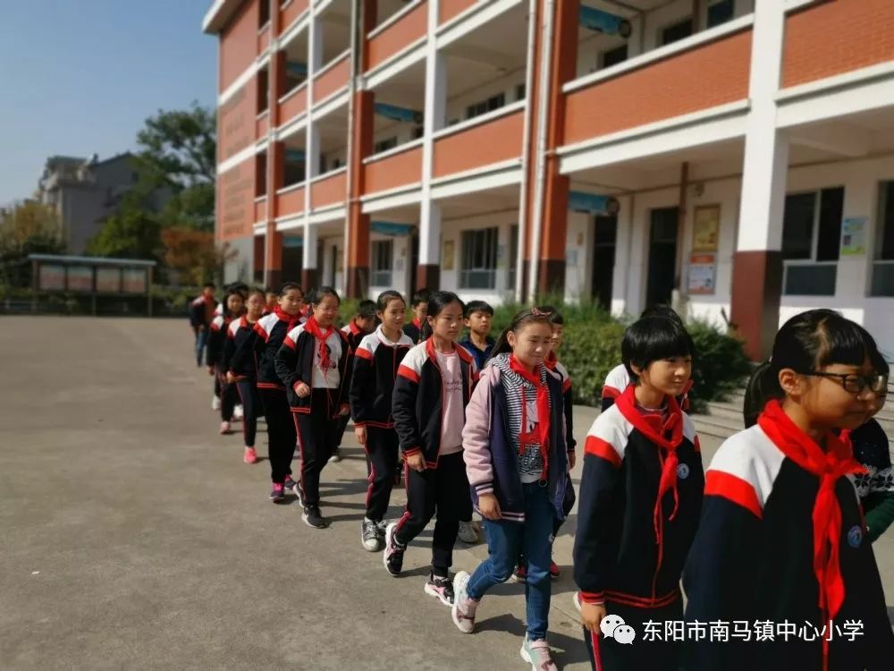 南马镇中心小学文明就餐我们在行动