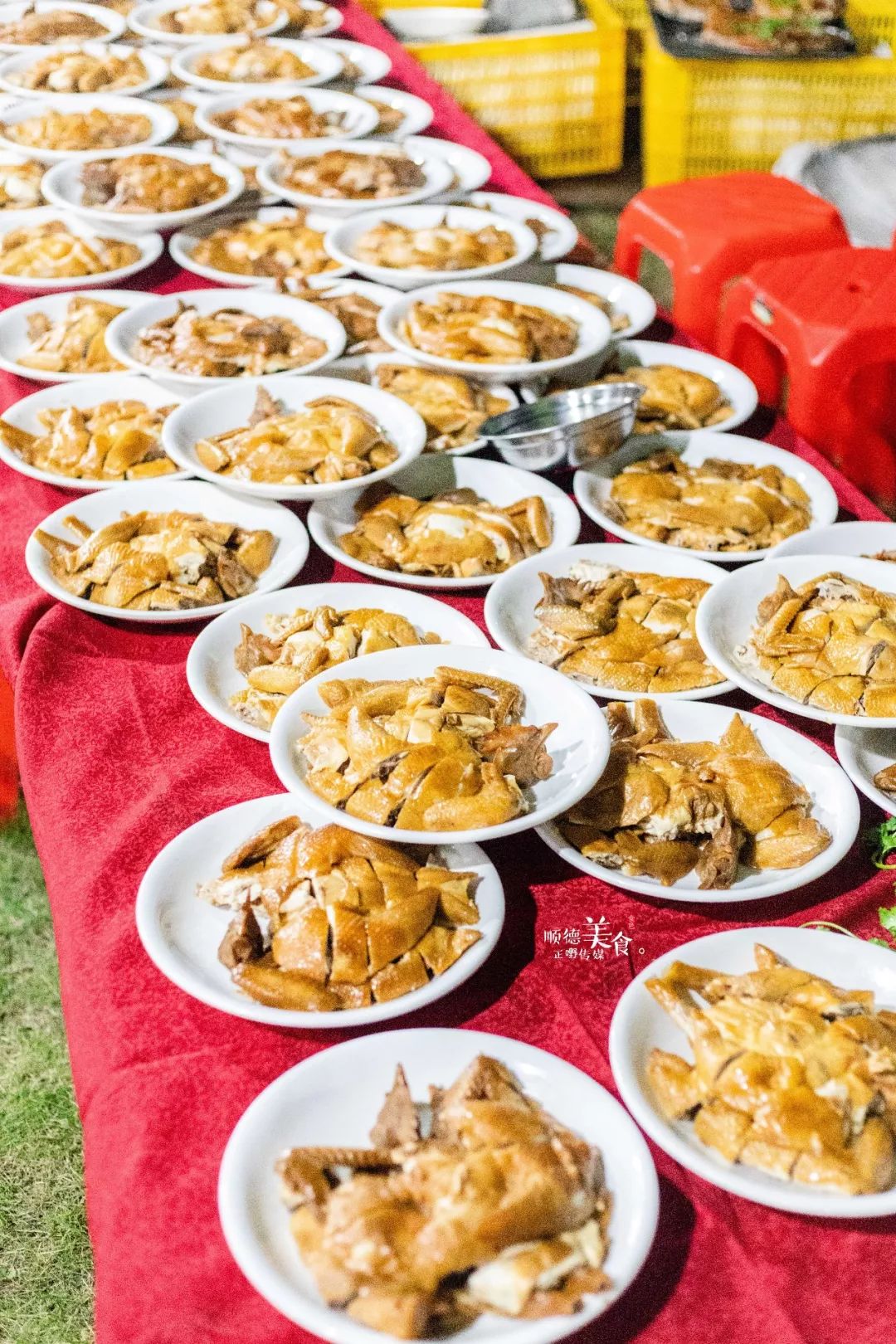 一声令下就开始上菜,动作迅速利落,工作人员全部戴围裙,口罩;每个区域