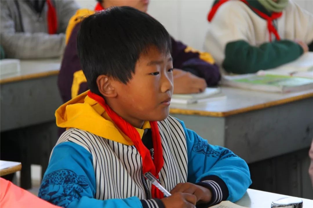 农村课堂上让你感动落泪的脸庞