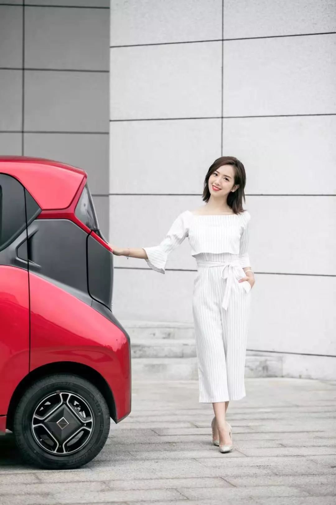 原来970电台女主播上下班也开小e