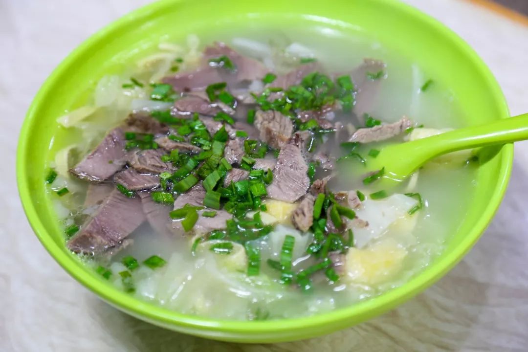 羊肉白菜粉丝汤店内的装修也不像一般的羊肉店那样简单朴素,带着一点