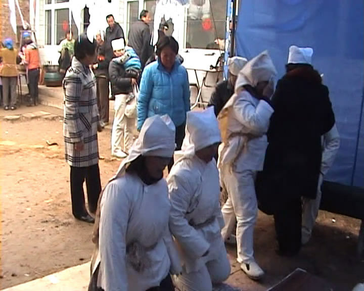 山西临县葬礼上的穿孝服扎麻绳特写