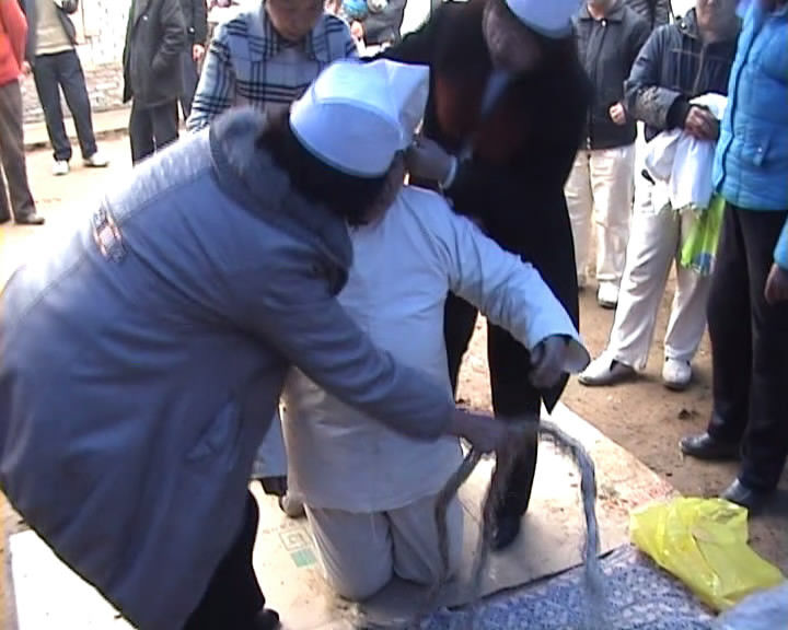 山西临县葬礼上的穿孝服扎麻绳特写