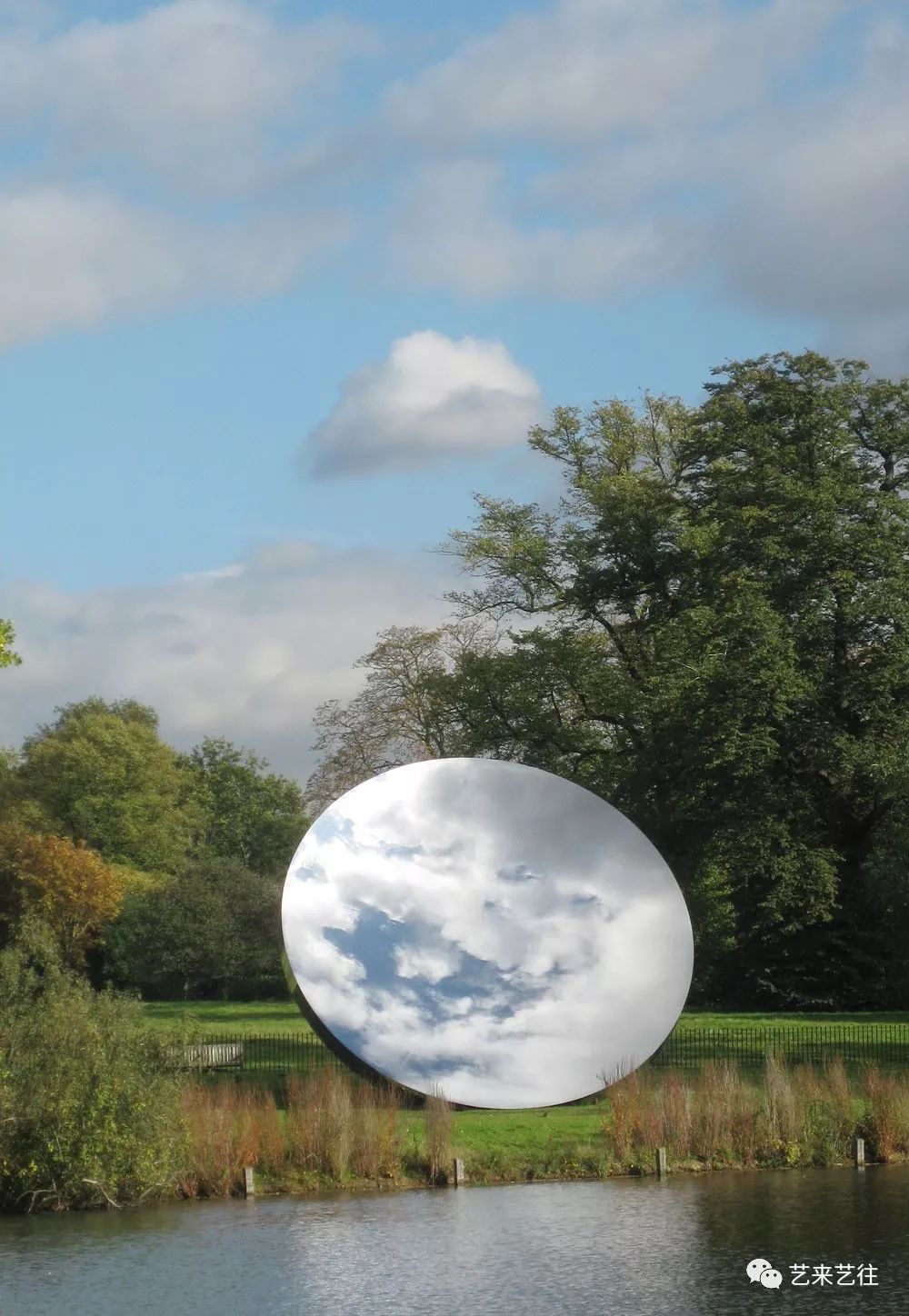 天镜(sky mirror)与"云门"的创作意图类似:一个直径为35英尺的凹面镜
