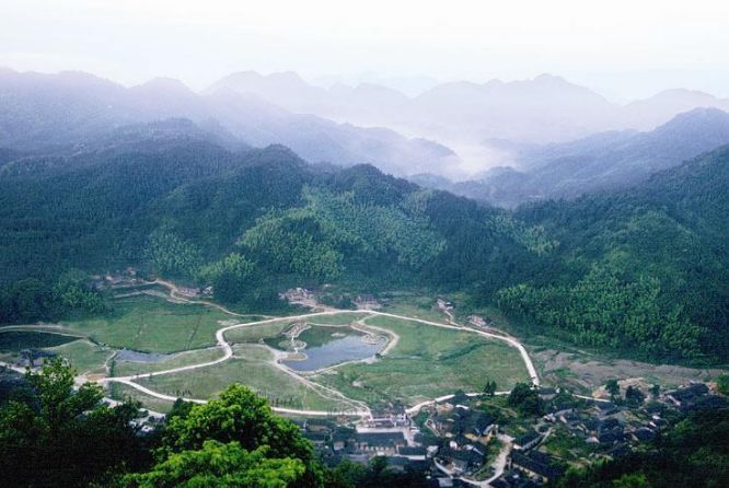 沿着蜿蜒的山路一路向上,便到了被誉为"福州后花园"的北峰山区.