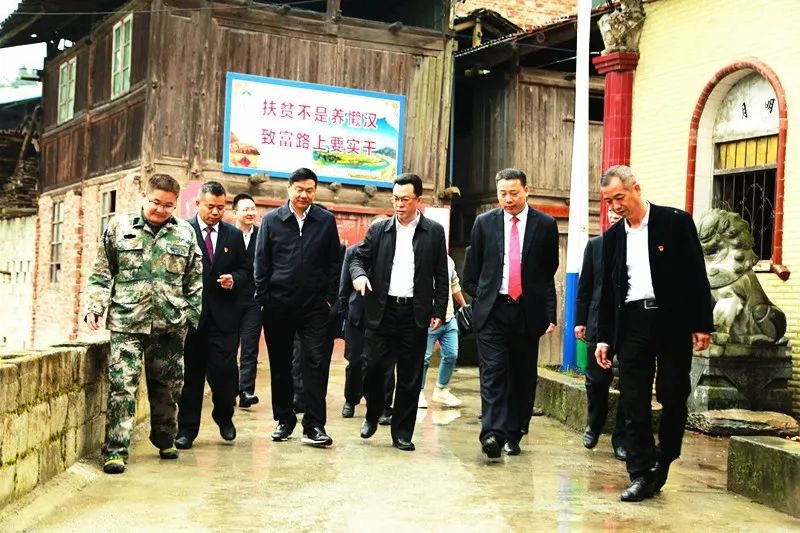 岚关乡岚关村看望贫困户供稿:瓮安农商行 张 婧黔东南审计中心 石庆文