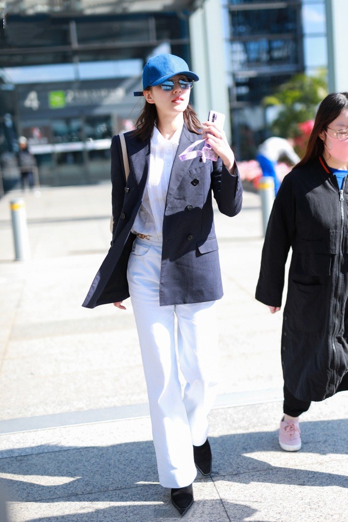 相比第一次产后机场秀的t恤半身裙,复出之后的刘诗诗大胆凹造型,经典