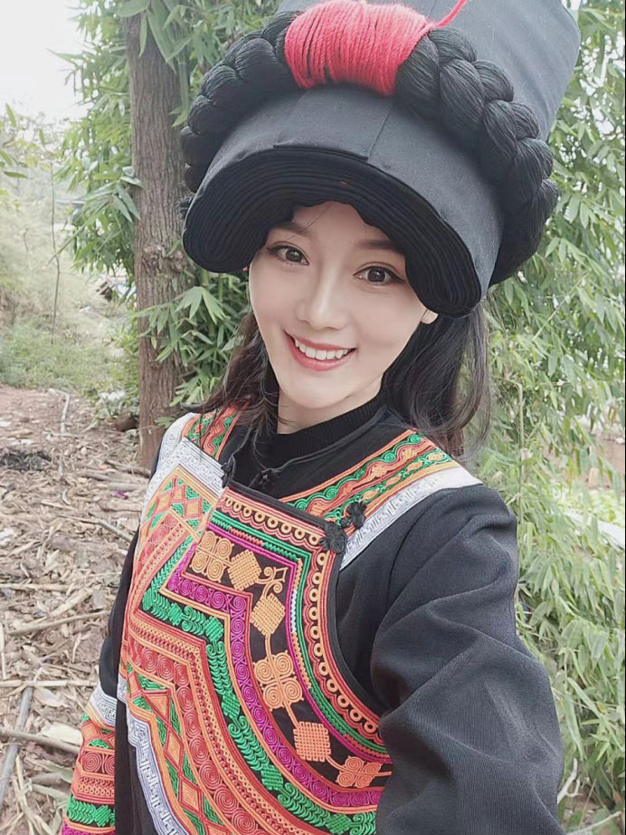 裘梦娇现身少数民族地区做公益,被赞为最美演员