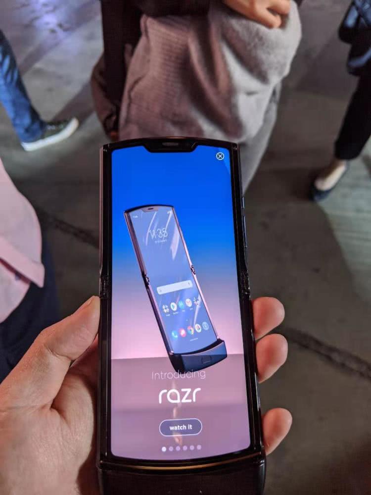 摩托罗拉发布新款razr折叠屏手机