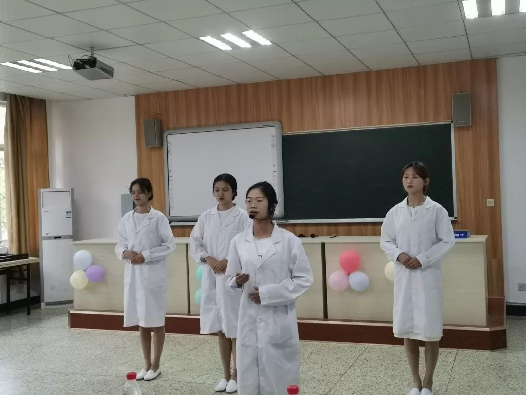 礼仪展示01近日,我院举办了丽水学院第一届护理礼仪风采