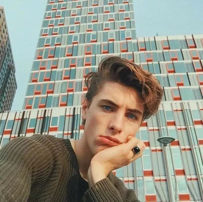 头像命里缺钱是年轻人的宿命