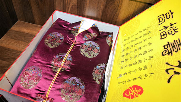 小殓是给尸体裹衣衾,一般用布帛,富庶人家用丝绸,有的皇族用玉衣.