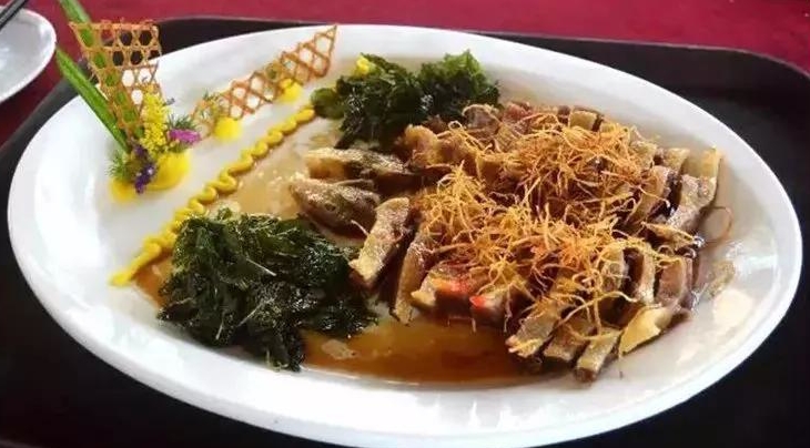 车田豆腐棕香肉紫金八刀肉和平煮黄鳝拼香芋丸忠信传统瓦缸猪脚一 篓