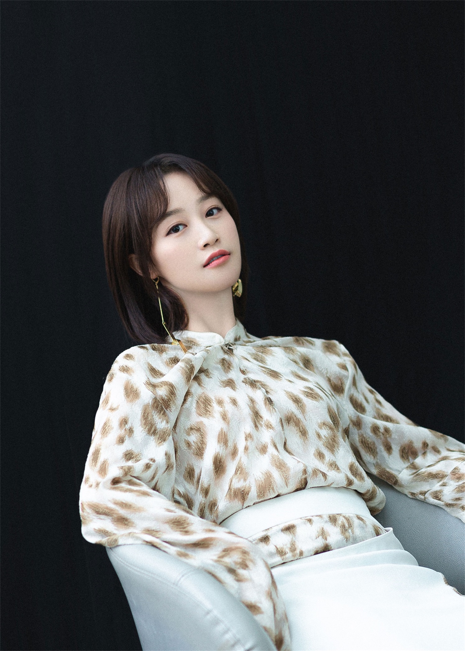 蓝盈莹优雅演绎法式浪漫复古衬衫诠释简约温柔风