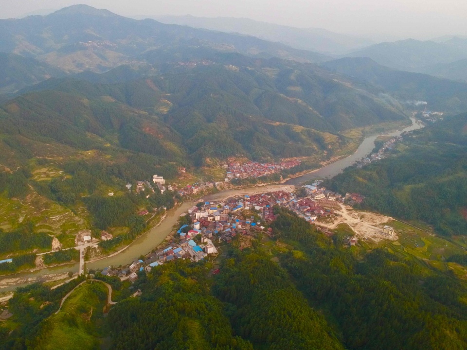 走进广西边远山区苗寨体验淳朴的苗家生活