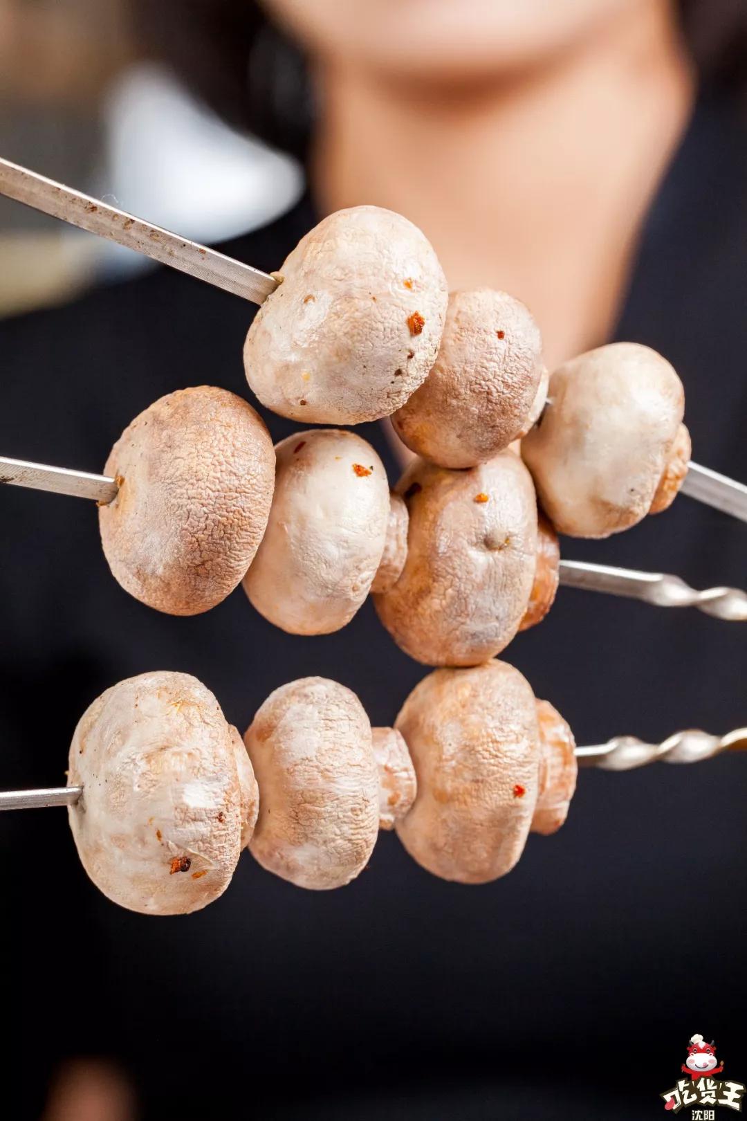 豪迈的咬一口,把蛙肉塞满嘴巴蛙肉鲜嫩紧实,丝丝入味~一整只烤牛蛙刷