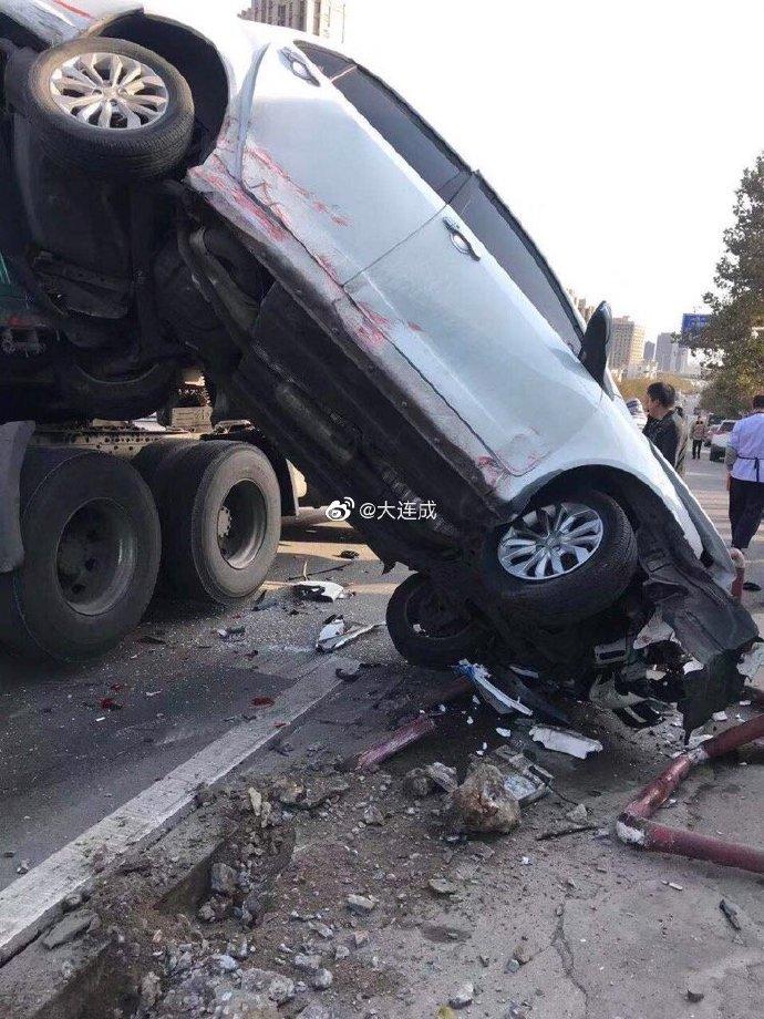 大连湾突发交通事故 一私家车被撞飞起