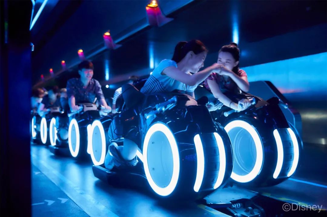 其中长达996m,时速高达80km/h的"创极速光轮",是全世界迪士尼主题公园