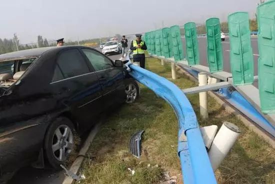 河南:一轿车高速"漂移"撞护栏,只因司机开车低头干这事.