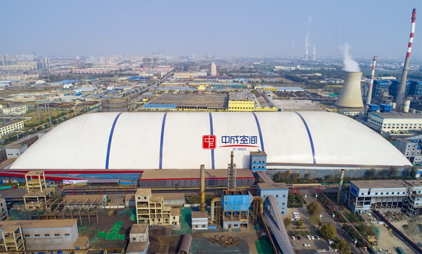 10月31日,临沂中盛集团钢铁事业部原料场气膜建筑落成,其长为440米,宽
