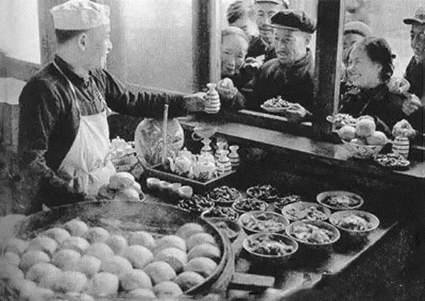 70年代農村吃飯老照片,瞬間刷爆朋友圈