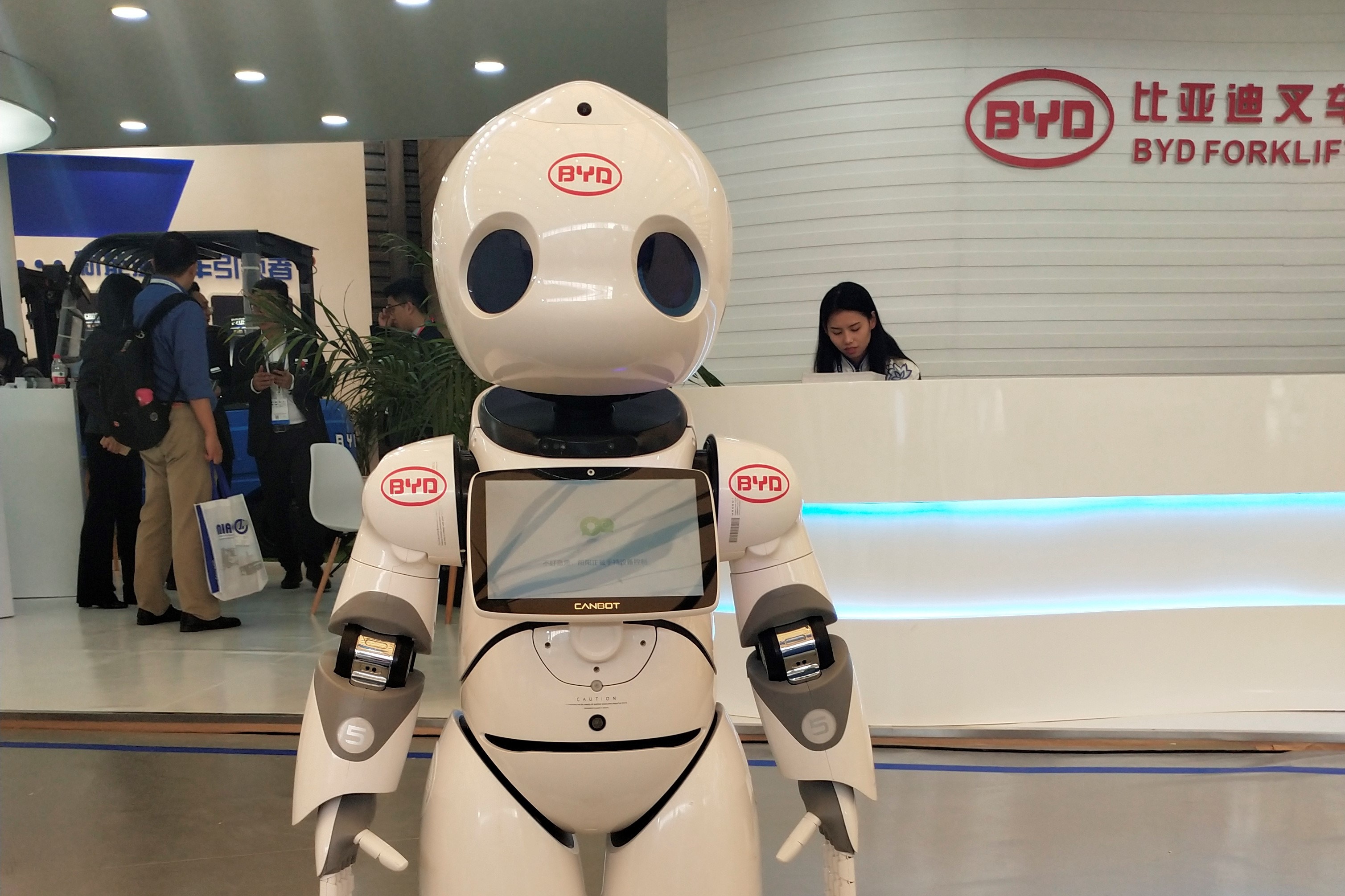 公司年会表演机器人 迎宾签到机器人 主持互动机器人