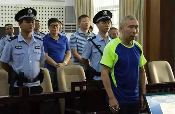 海南文昌这名为赌场歌厅老板"撑腰"的公安局原政委获刑五年_黄良谋