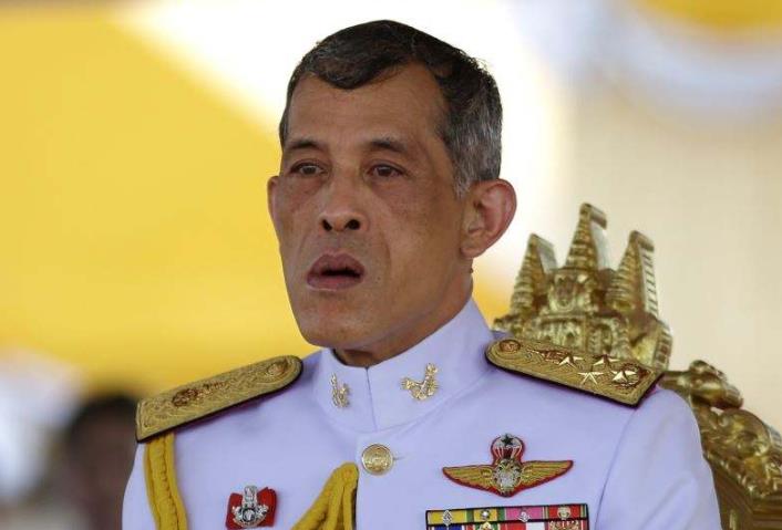 泰国一直都是一个君权至上的国家,虽然拉玛六世废除了跪拜制度和一夫