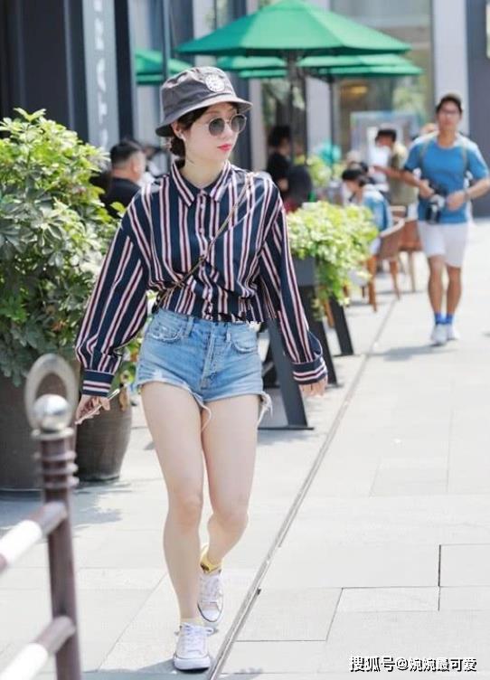 街拍:国色天香的小姐姐,白色连衣短裙穿搭,时尚靓丽透露出纯真