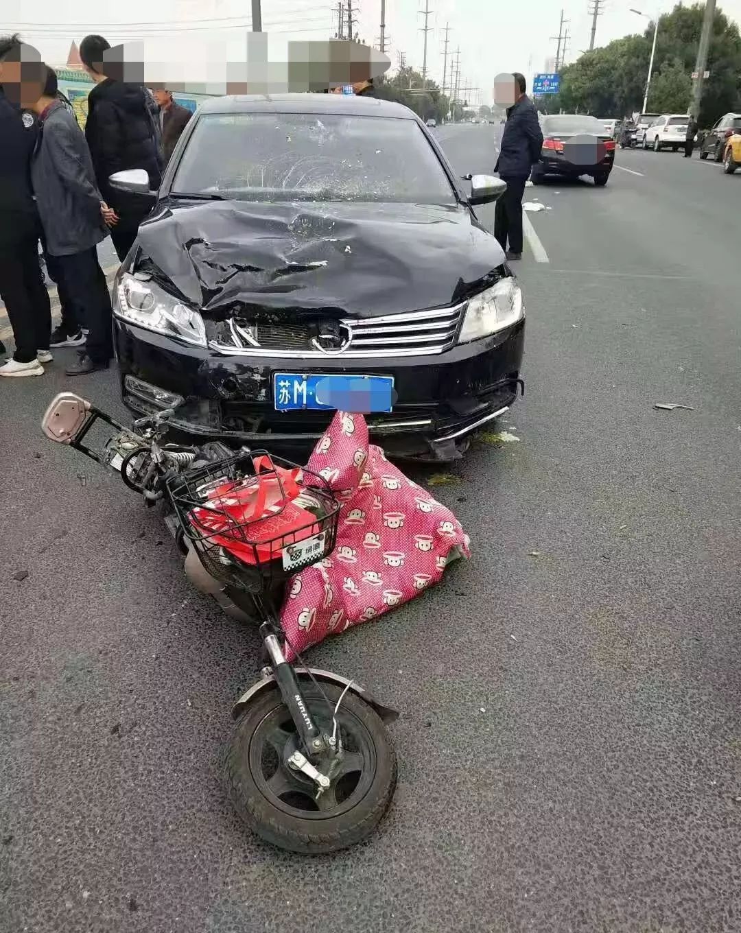 泰州一路段发生惨烈车祸两名电动车乘员经抢救无效死亡