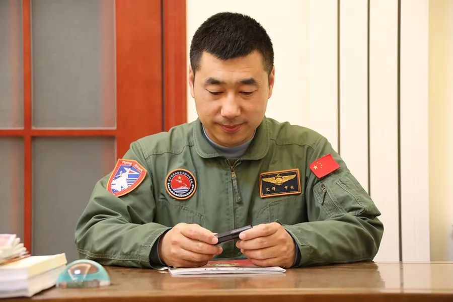 让我康康舰载机飞行教官的一天_艾群正