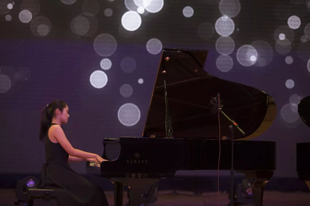 高雅艺术校园绽放顺德一中实验学校再次举办专场钢琴音乐会
