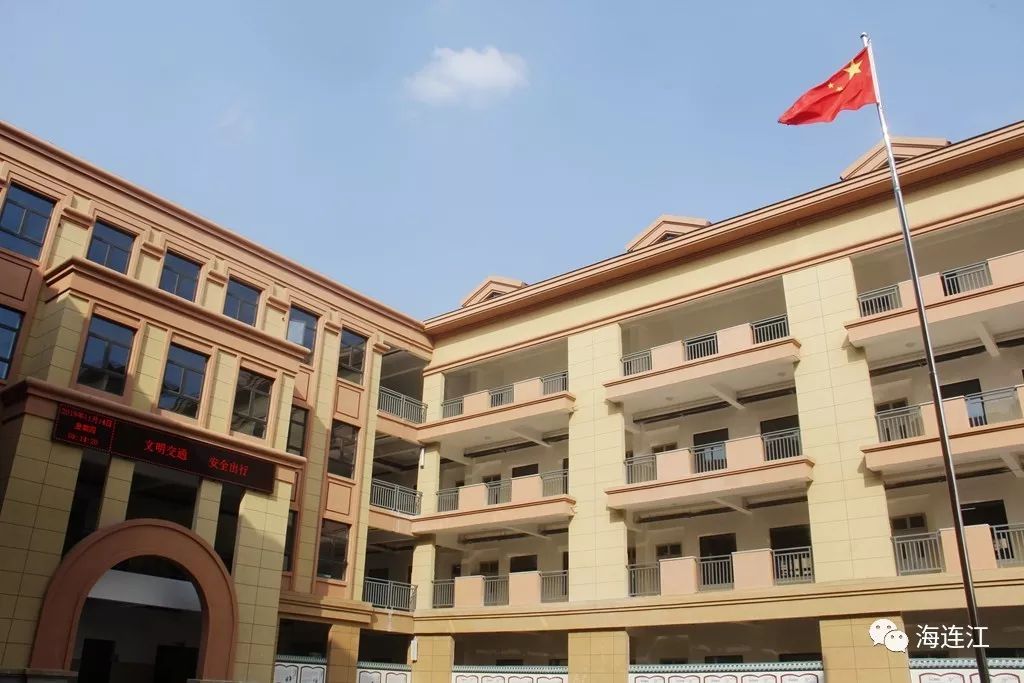 1县医院新院项目位于树德学校西面,鲤鱼山脚下,南面靠近丹凤西路,东面