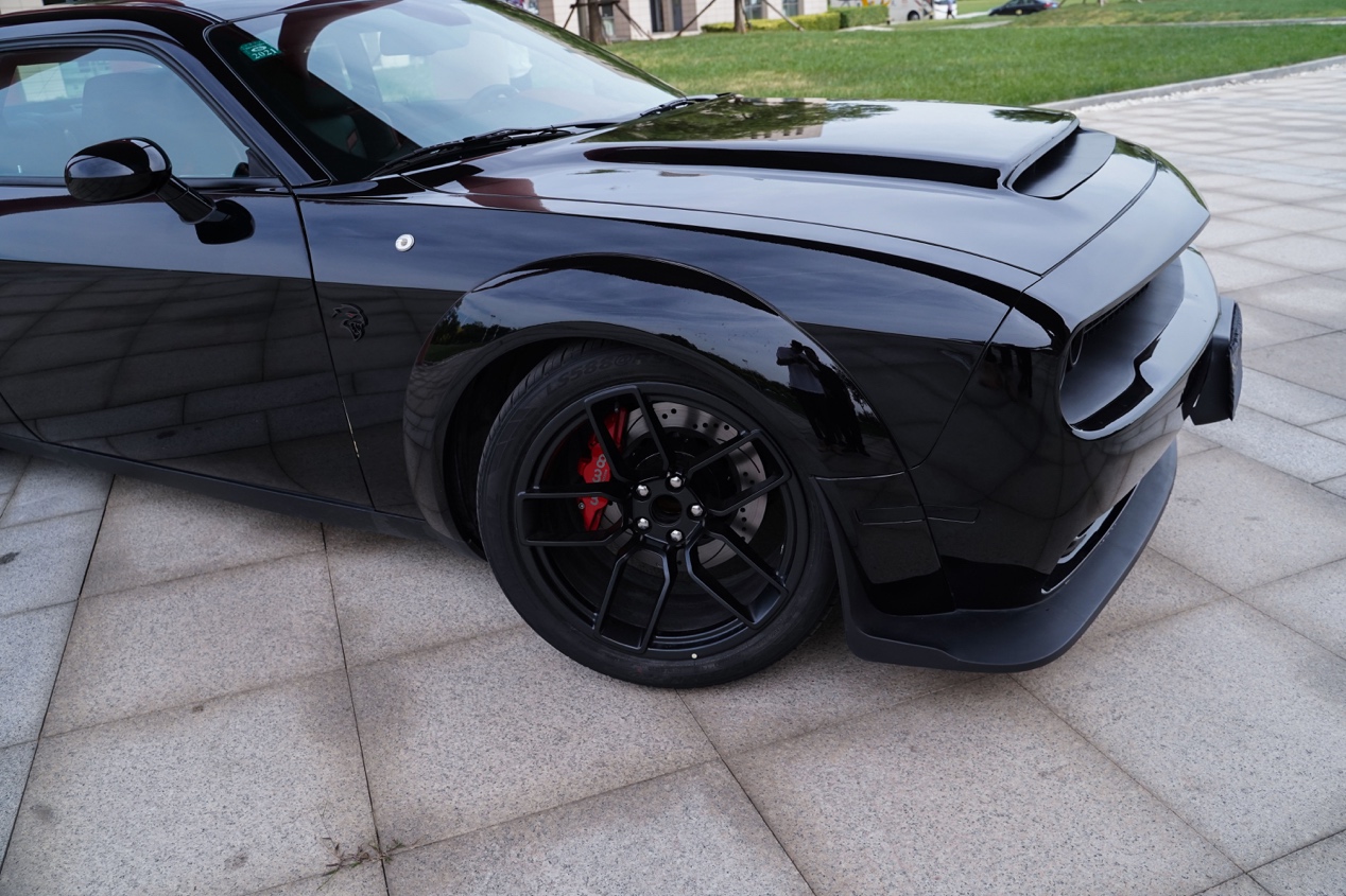 这台改装的道奇挑战者整车以黑色为主色调,宽体搭配原本就非常战斗的