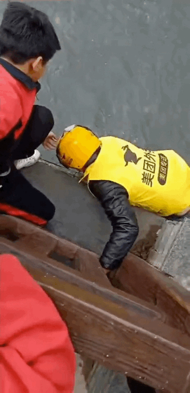 不少网友留言并转发,为救人的外卖小哥点赞," 除了传递正能量,也希望