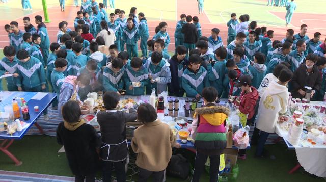 天水市逸夫实验中学开展2019校园美食节(图1)