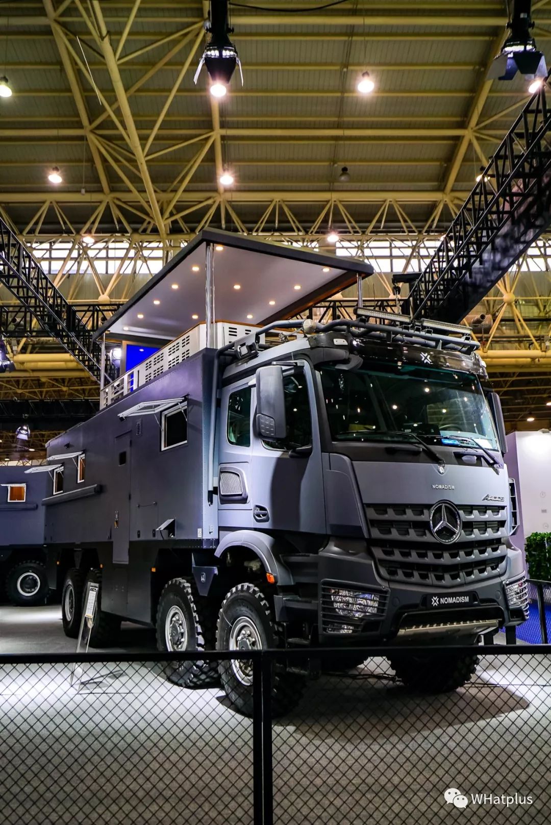 者」隔得老远,我就瞄见了一台"骨骼清奇,气度非凡"的「奔驰」明星级