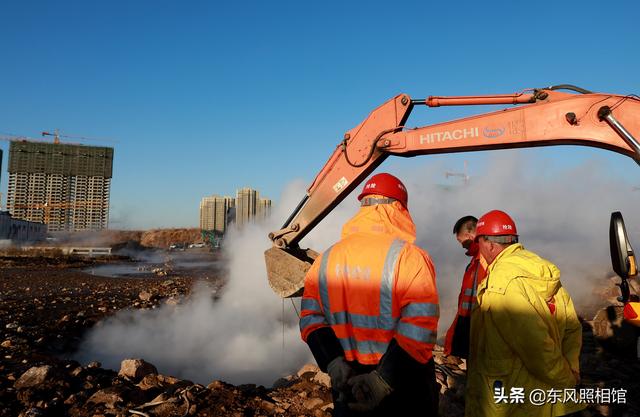 工人干活挖断管儿,雾气弥漫,殃及1200万平米取暖