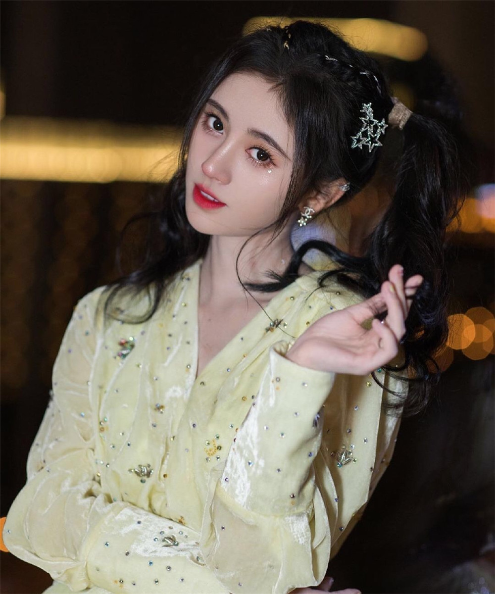 鞠婧祎鹅黄连衣裙仙气十足轻松驾驭各种双马尾