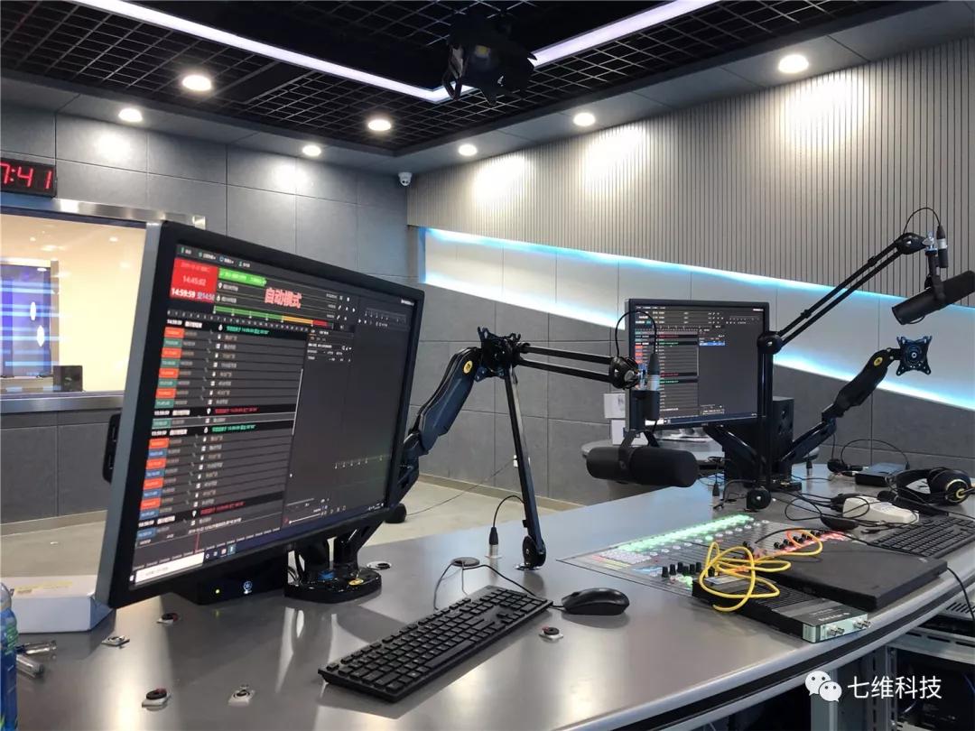 演播室的分区上,设有新闻播报区,站播区,虚拟播报区,访谈区,导播室