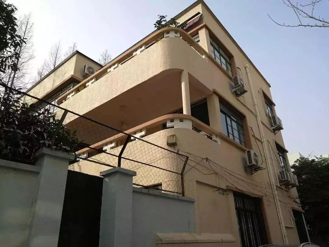 玫瑰别墅复兴西路,淮海中路和乌鲁木齐中路的三角形交叉处有一块绿地