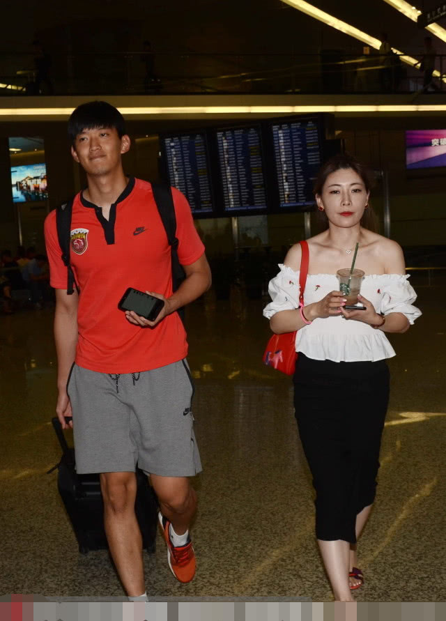 妻子朱玥在社交平台不仅公开表态已经和颜骏凌离婚,而且疑似指责